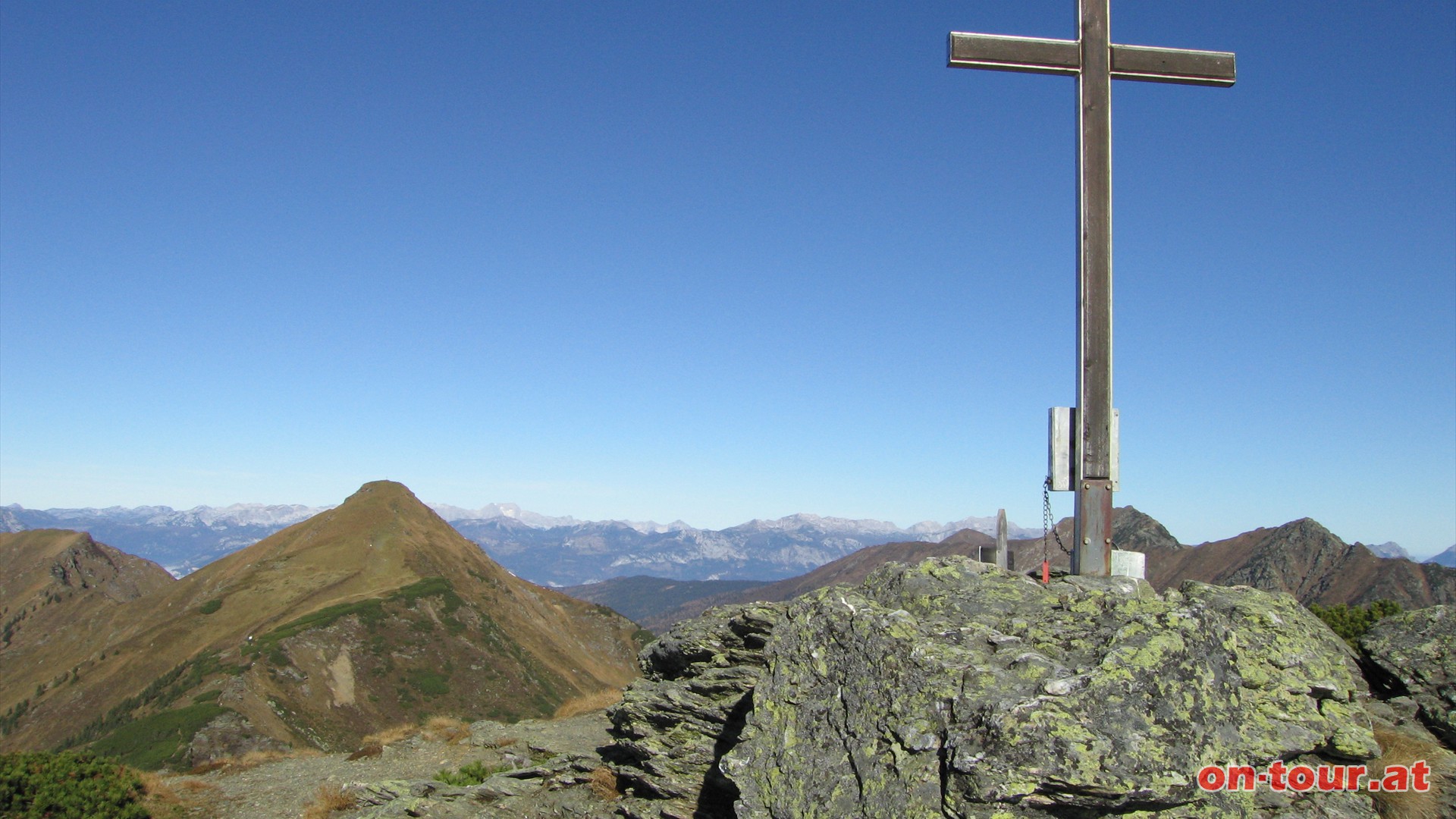 Nach etwa 2 Std. ist die Karlspitze erreicht. Weiter zur Schoberspitze im Norden.