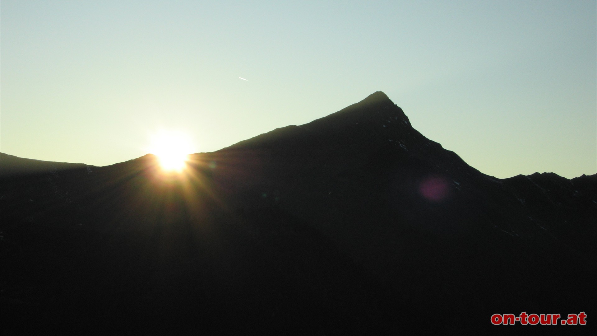 Zurck auf der Planneralm verabschieden sich die letzten Sonnenstrahlen hinter der Schoberspitze.