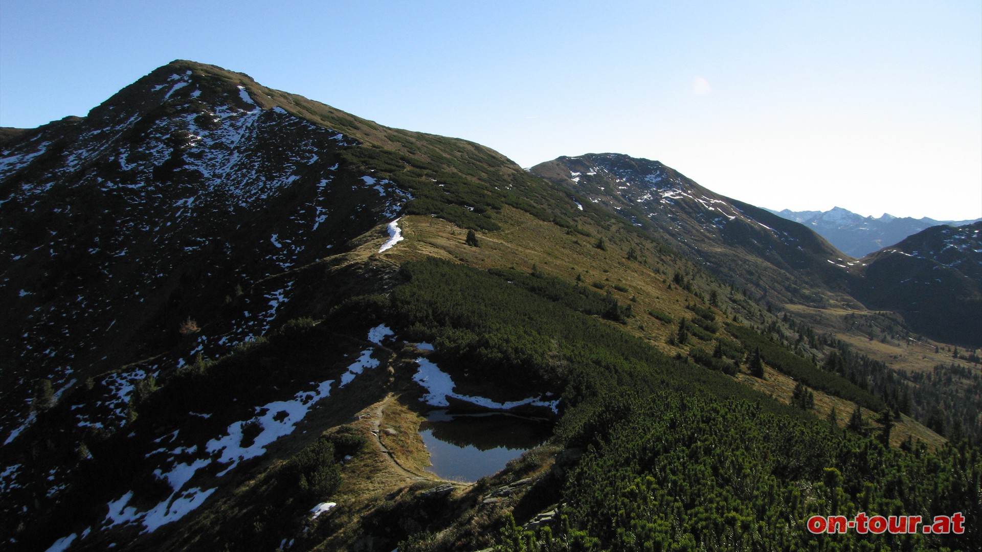 Zurck zur Karlscharte und am Westhang der Karlspitze vorbei zum Schreinl.