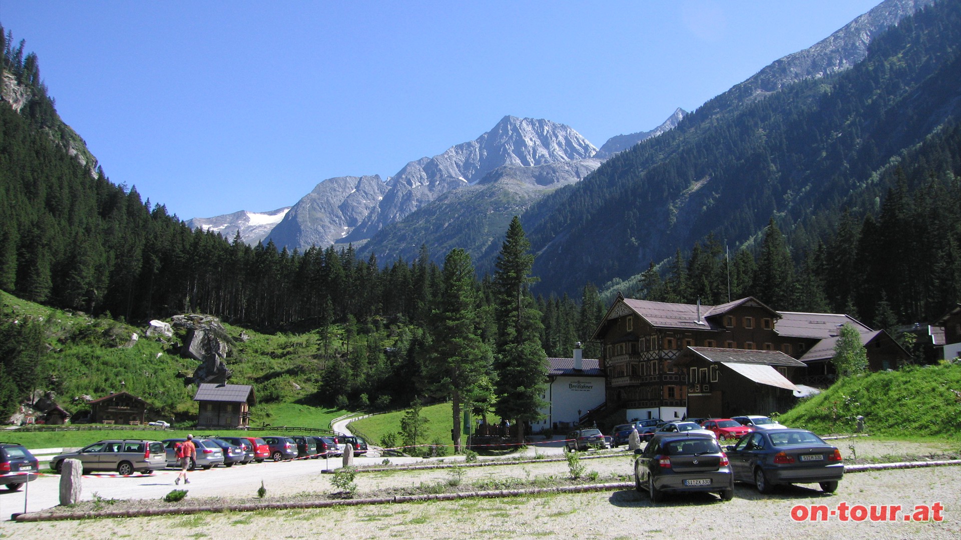 Start beim gebhrenpflichtigen Parkplatz neben dem Gasthof Breitlahner. Mit dem Bus (Haltestelle direkt bei der Parkplatzeinfahrt) geht es zum Stausee Schlegeis. Ab dem Parkplatz Breitlahner ist die Schlegeis-Alpenstrae gebhrenpflichtig.