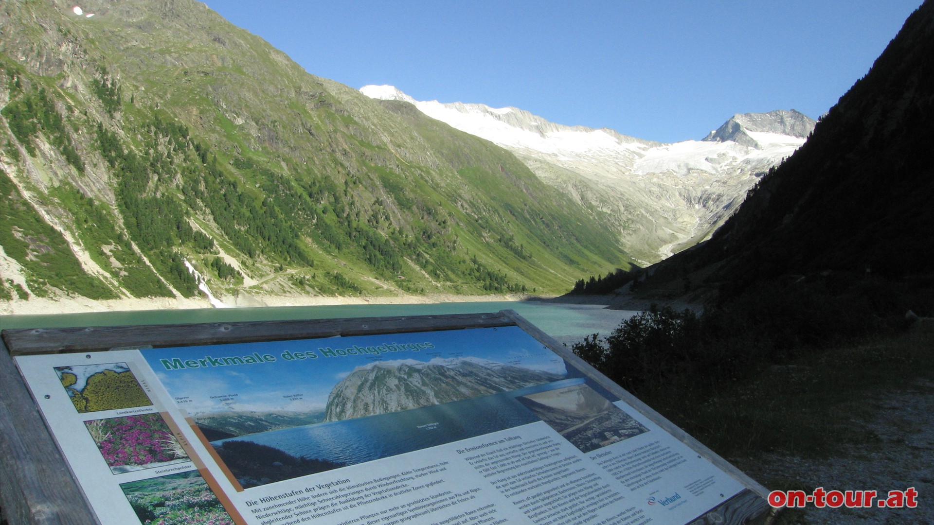 Das leuchtende Schlegeiskees am Ende des Schlegeisgrundes, mit etwa 5 km² Fläche der größte Gletscher der Zillertaler Alpen, weist den Weg nach oben.