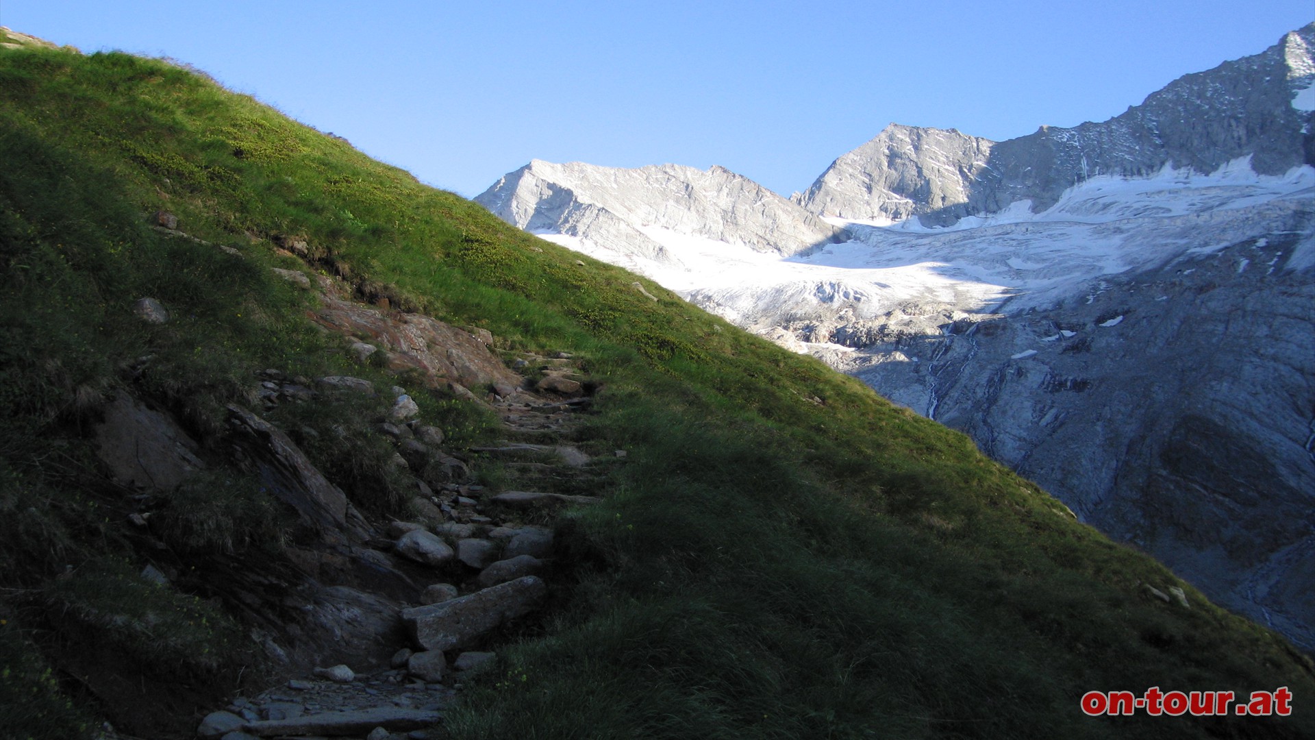 Am Ende der Forststrae fhrt ein Steig, mit Blick auf das Schlegeiskees, den Breitnock und den Hohen Weizint, weiter nach oben. 