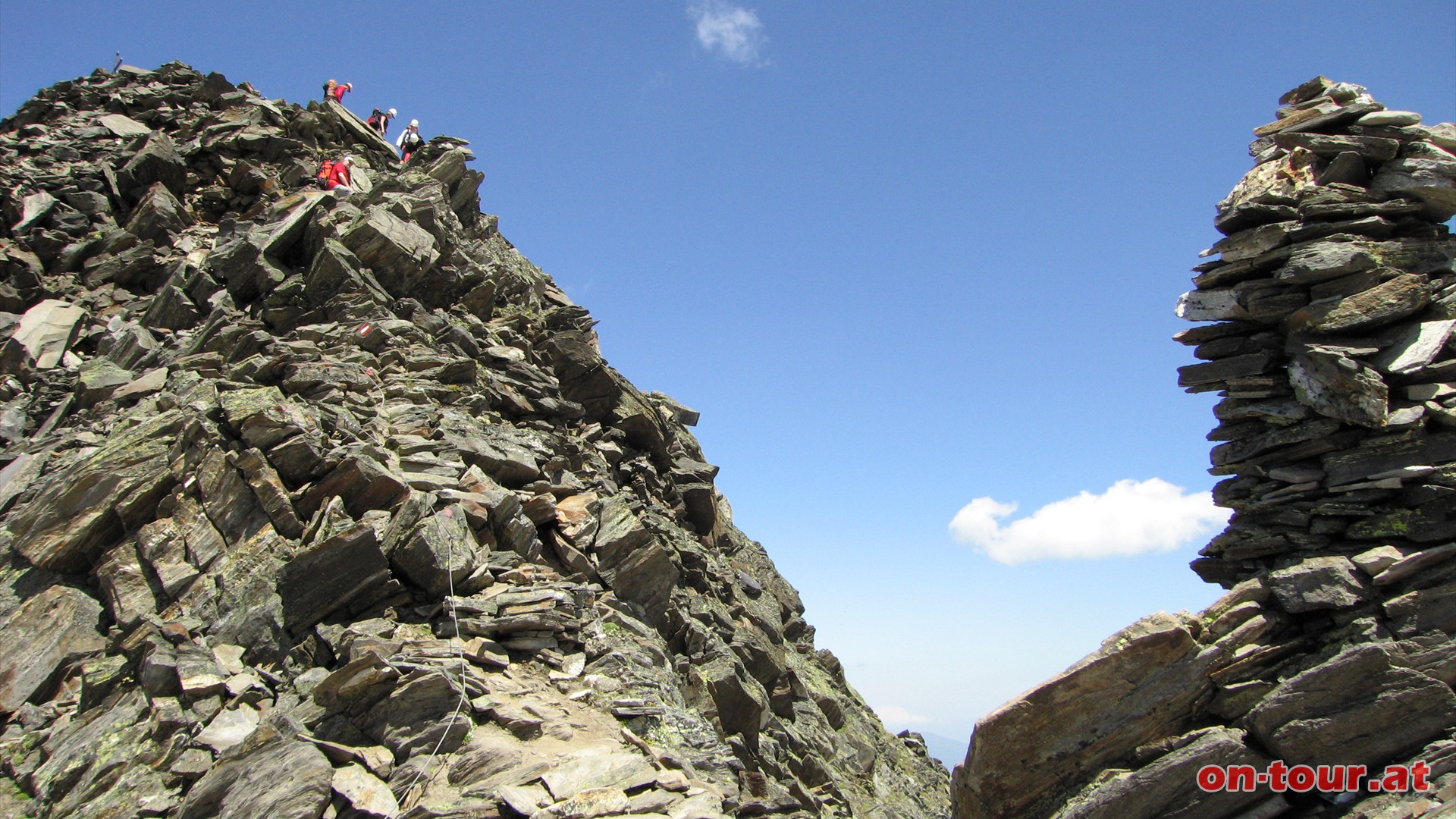 Von der Schönbichler-Scharte aus sind es nur noch wenige Meter bis zum Gipfel, die teilweise mit Seilen versichert sind. Trittsicherheit und Schwindelfreiheit sollten auf jeden Fall gegeben sein.