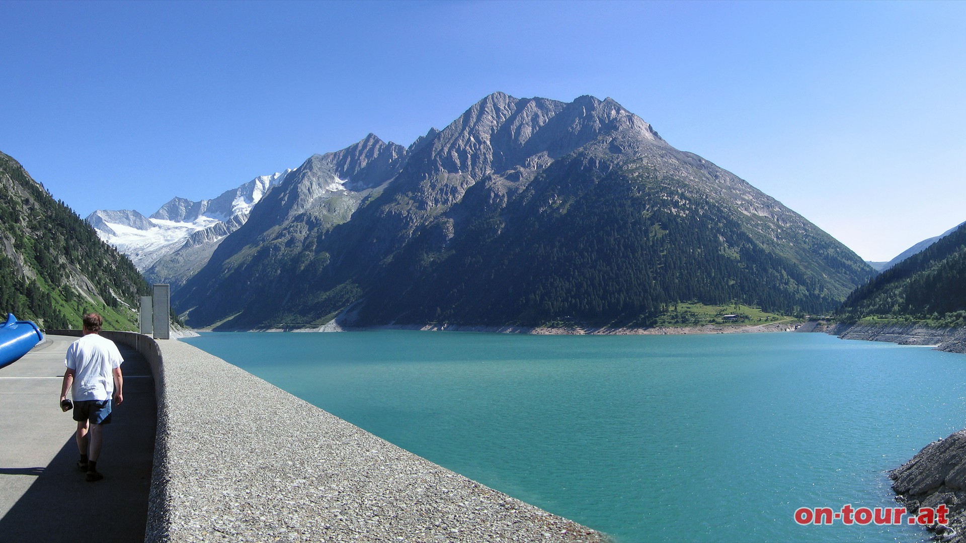 Am Ende des Schlegeisgrundes leuchtet bereits der Schlegeiskees-Gletscher hervor. Der Stausee Schlegeis beeindruckt seinerseits mit der krftigen olivgrnen Farbe und der 131 m hohen und 725 m langen, begehbaren, Staumauer.