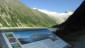 Das leuchtende Schlegeiskees am Ende des Schlegeisgrundes, mit etwa 5 km² Fläche der größte Gletscher der Zillertaler Alpen, weist den Weg nach oben.