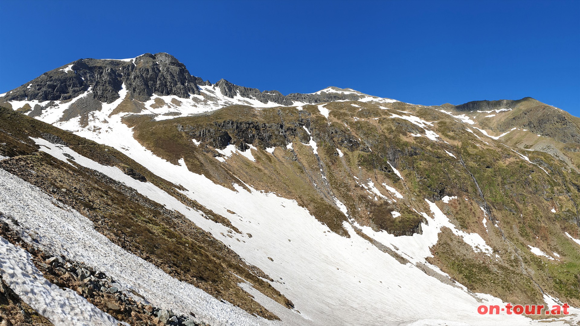 Unterhalb der Hasenhöhe (links) quert der Weg nach rechts auf das Alpkar. Im Hintergrund (Mitte) das Schöneck.
