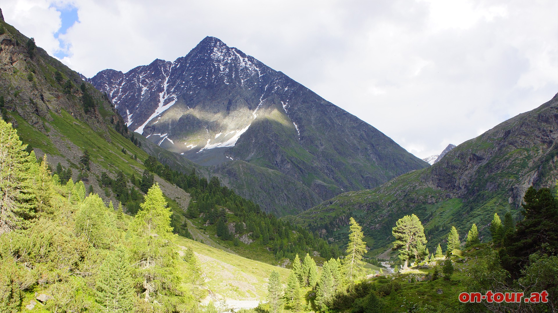 Aufstieg im Sulztal mit Schrankogel.