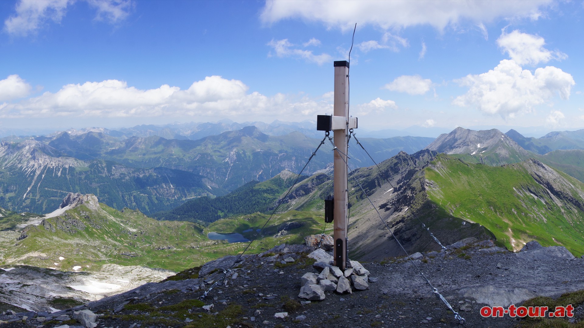 Schwarzeck; 2.636 m; Blick Richtung O, rechts der Kammverlauf zum Weißeneck, links die Schladminger Tauern.