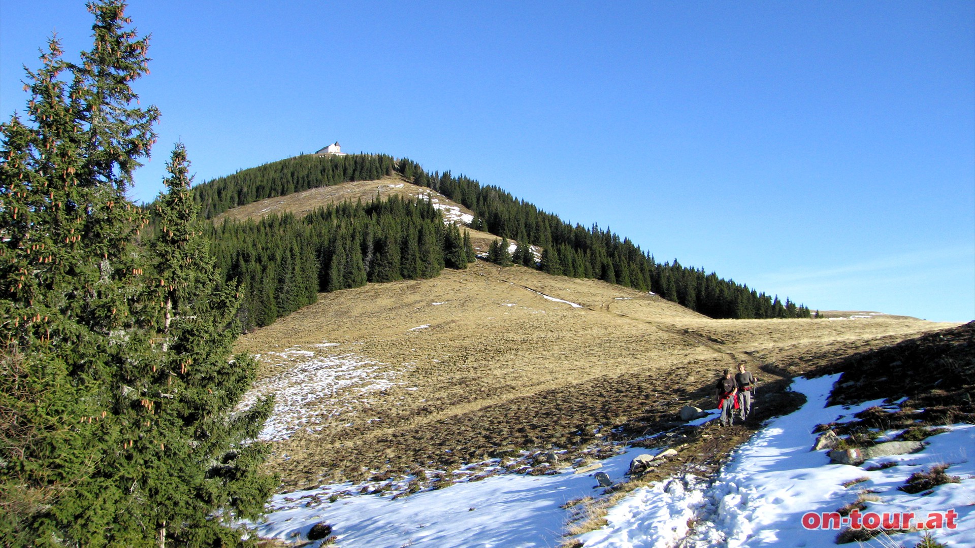 Die Wallfahrtskirche Maria Schnee auf der Hochalm rückt näher.