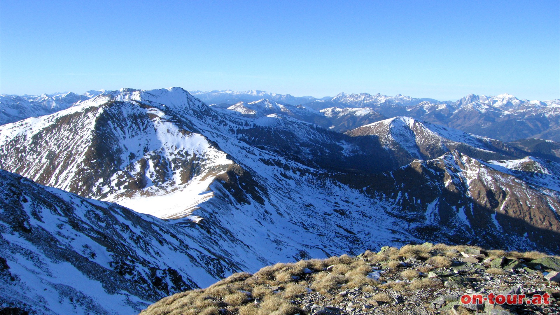 Herrliches Panorama. Im Nordwesten die Gesusekette (rechts im Hintergrund).