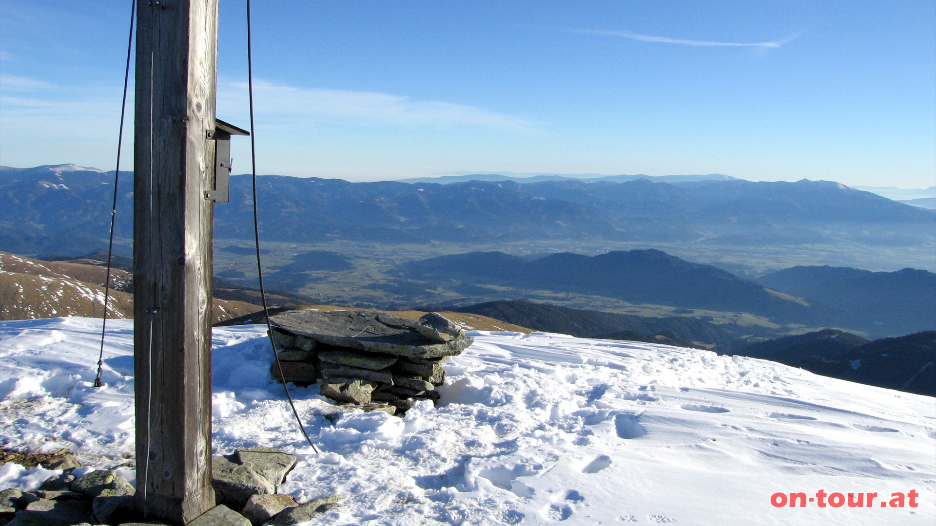 Im Sden Knittelfeld und Zeltweg im Tal und dahinter die Packalpe.