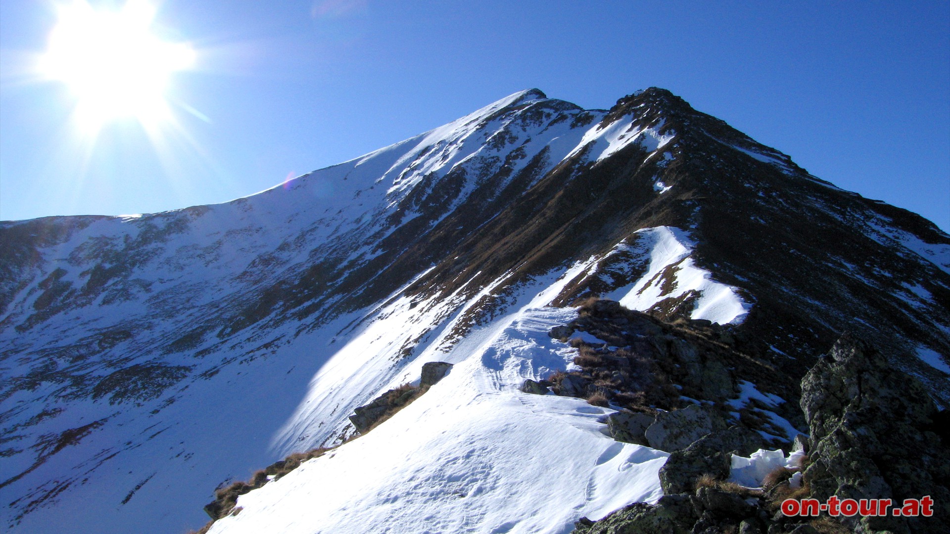 Kurzer Abstieg und dann ber den Nordostgrat hinauf zum Zinken.