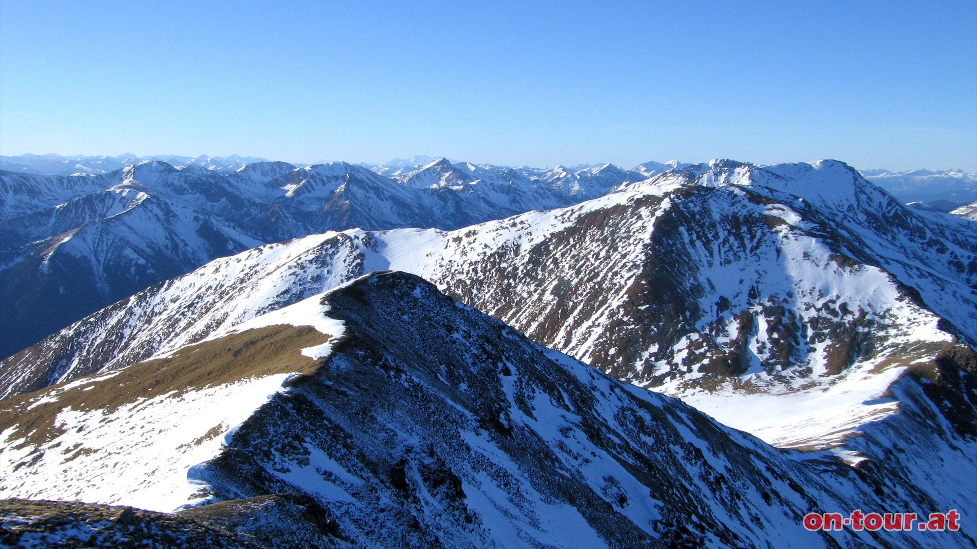 Und im Westen der bergang zum Maierangerkogel und dahinter der Hochreichhart (rechts).