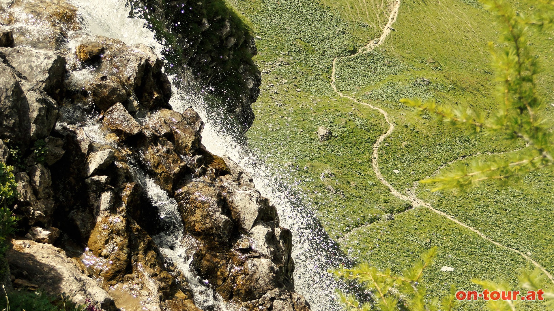 Abstieg wie Aufstieg zur Htte. Vorbei am wild tosenden Wasserfall bis zum Parkplatz hinunter.