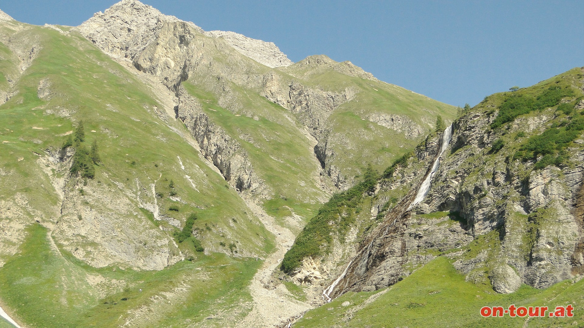 Bald nach der Baumgrenze hren wir bereits den Wasserfall. 