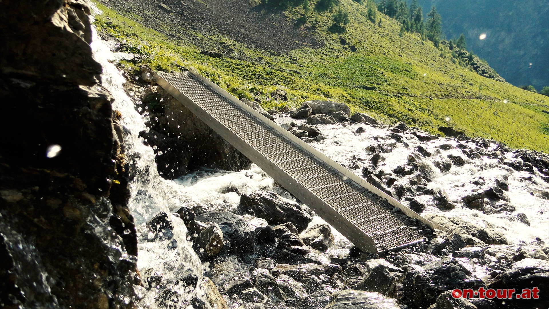 ber eine stabile Brcke wird der Bach gequert. 
