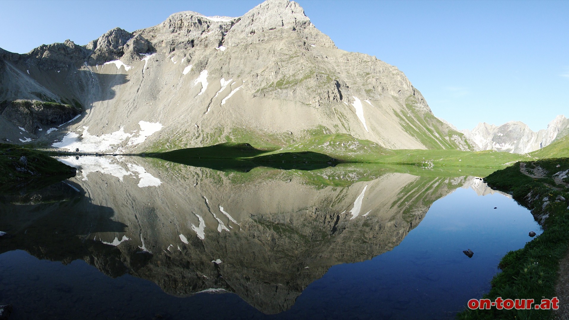 Der glasklare und sehr stimmungsvolle Seewisee bei der Memminger Htte.