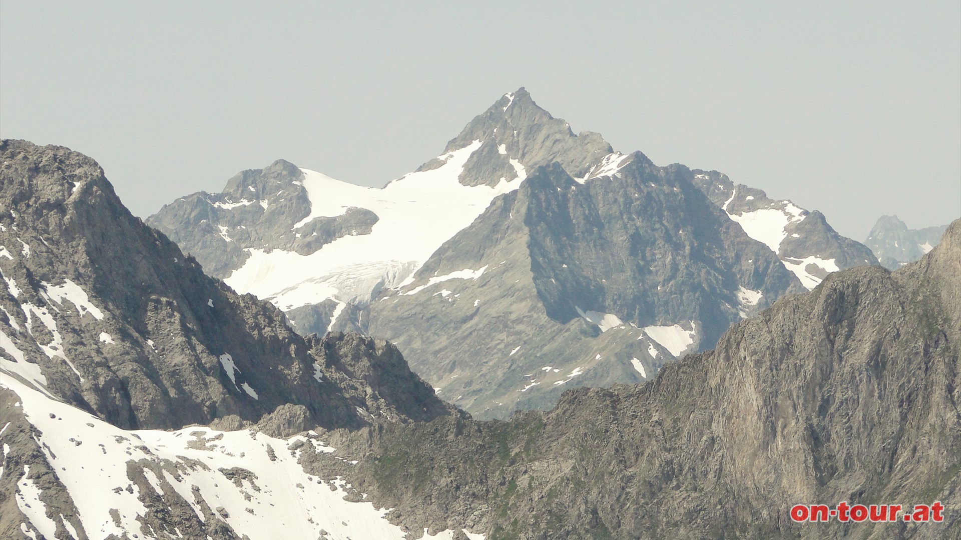 Ein interessanter Durchblick zum Hohen Riffler (3.168 m) in der Verwallgruppe (SW).