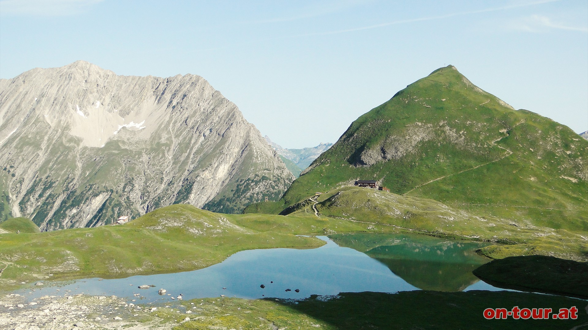 Ein lohnenswerter Rckblick zu Unterem Seewisee, Htte und Seekogel (rechts).