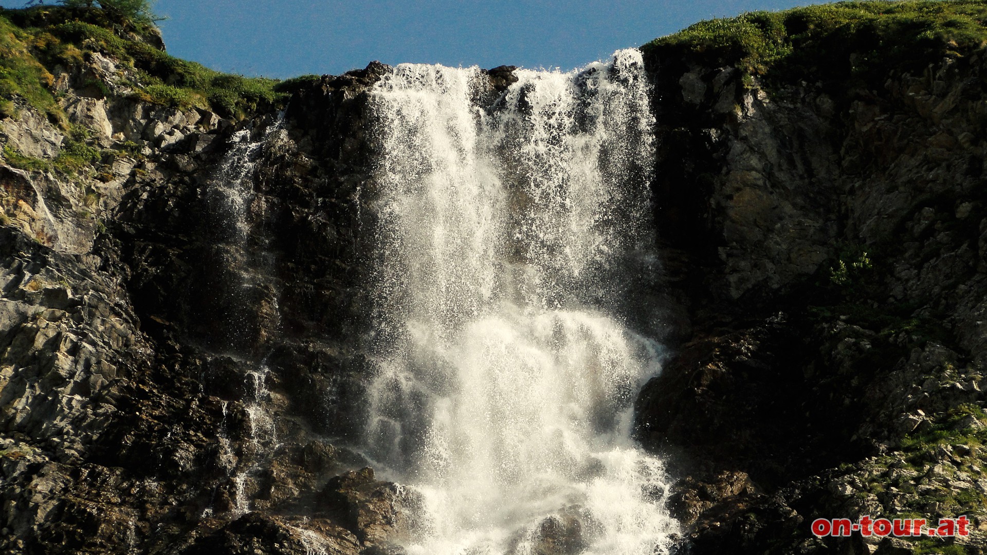 Hier rauscht das Wasser der Seewiseen steil bergab. Nun schwenkt der Weg Richtung Sden.