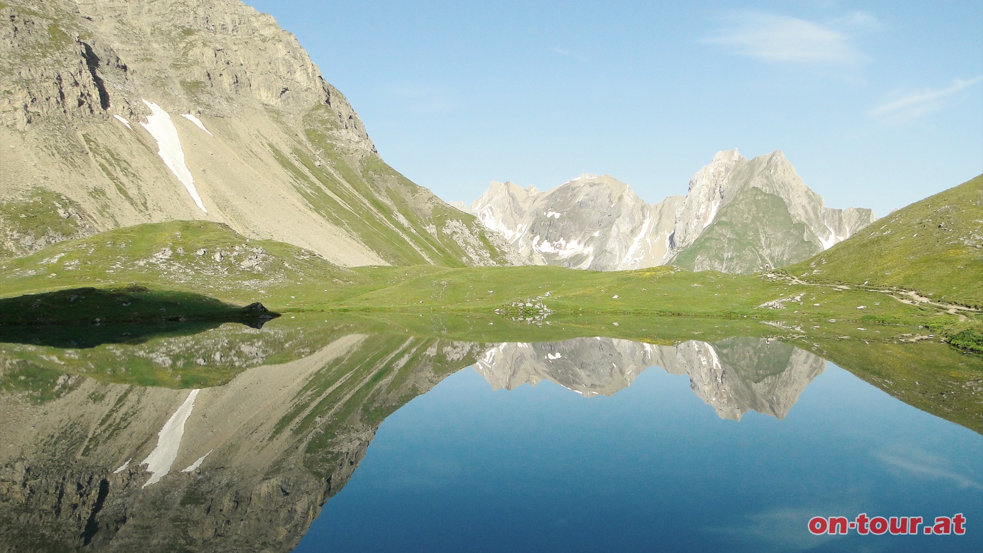 Im glasklaren Unteren Seewisee spiegeln sich die Freispitze und die Rote Platte im Westen.