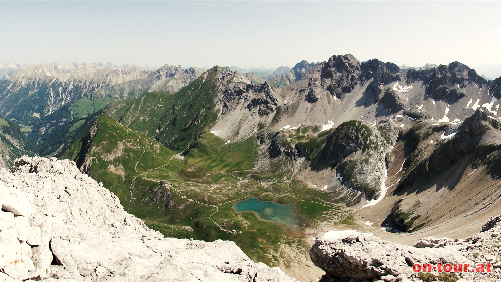 Weiter (leichte Kletterei) zum Vorderen Seekopf. Herrliche Tiefblicke nach NO.