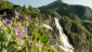 Saftige und farbenprchtige Wiesen schmcken das Gelnde. Der Seekogel zeigt sich ber dem Wasserfall.