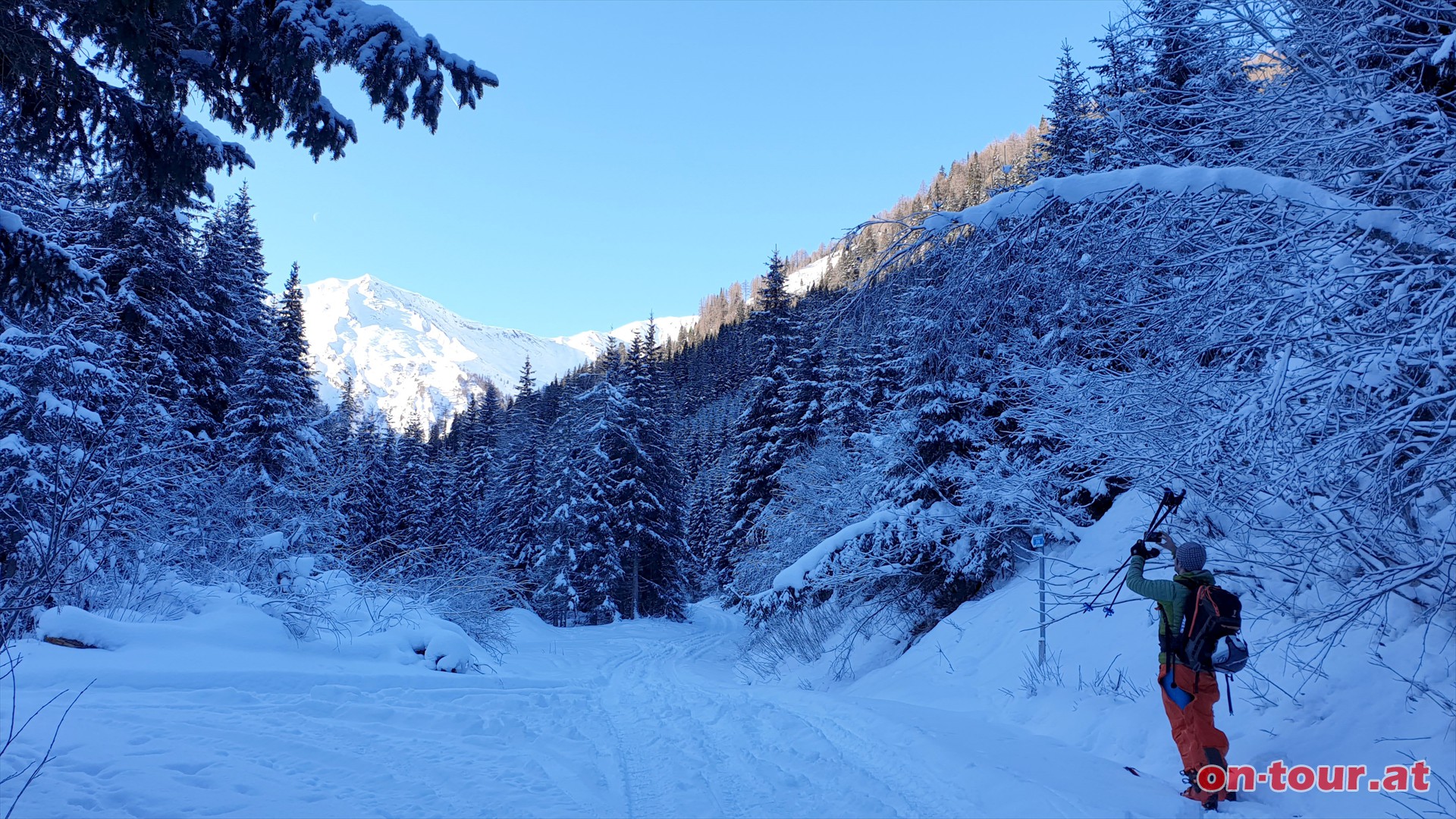 Start; Hub. Aufstieg im Nahendfeldtal bis zur Dicktlalm, dann rechts.