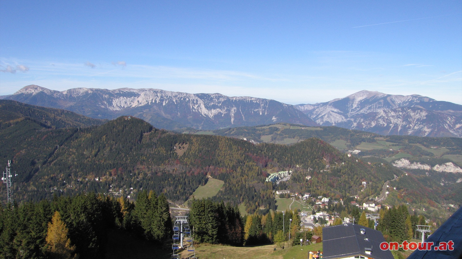Auf der Warte überblickt man die gesamte Semmering-Region, sowie Rax und Schneeberg im Hintergrund. Für das leibliche Wohl sorgt das Liechtensteinhaus.