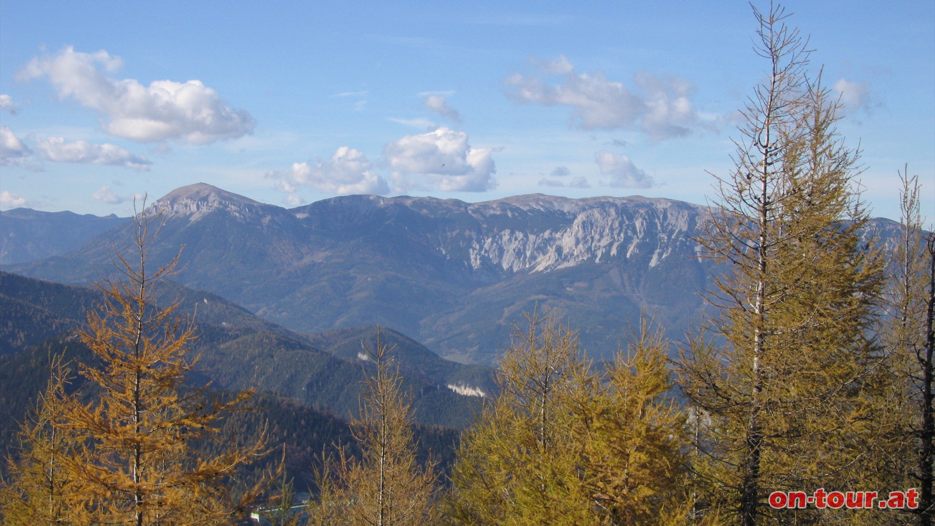 Die Rax mit ihrem langgezogenen Plateau.