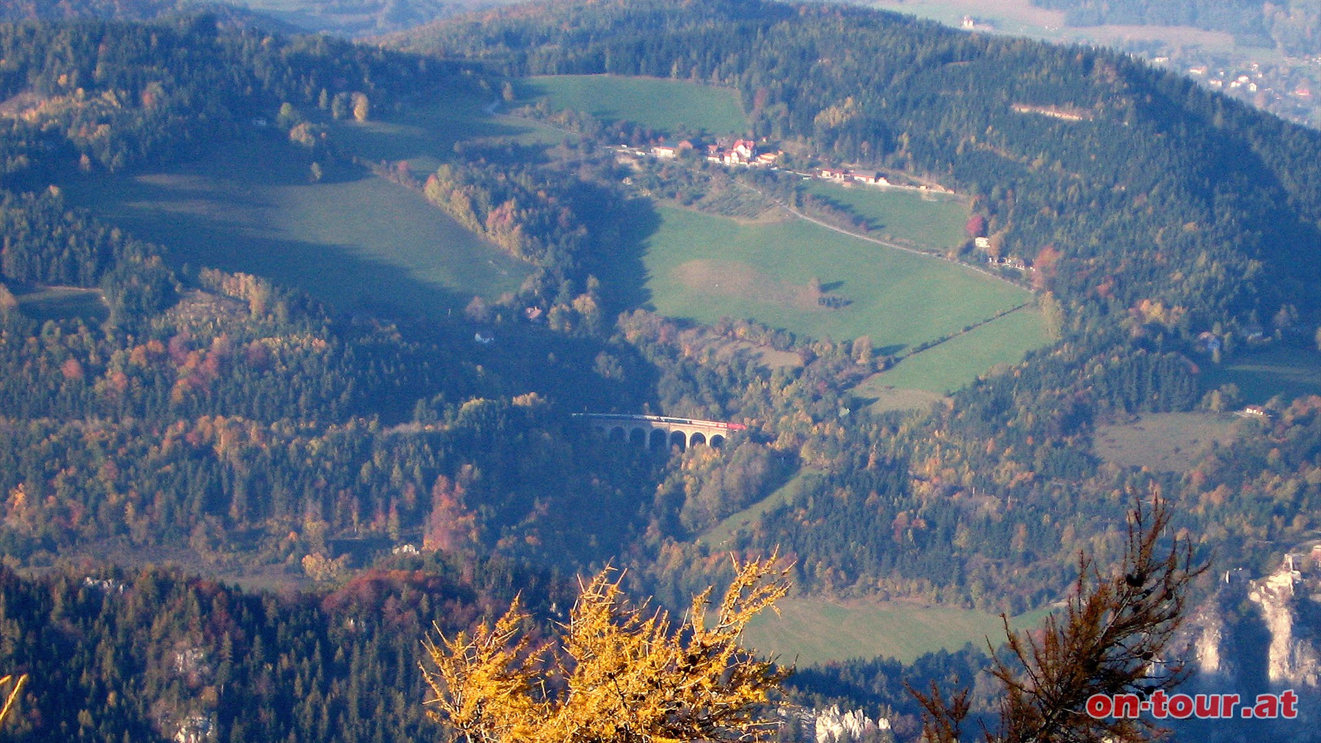 Ein Teil der Semmeringbahn-Streckenfhrung, sowie einzelne Viadukte und Tunnels sind gut zu erkennen.