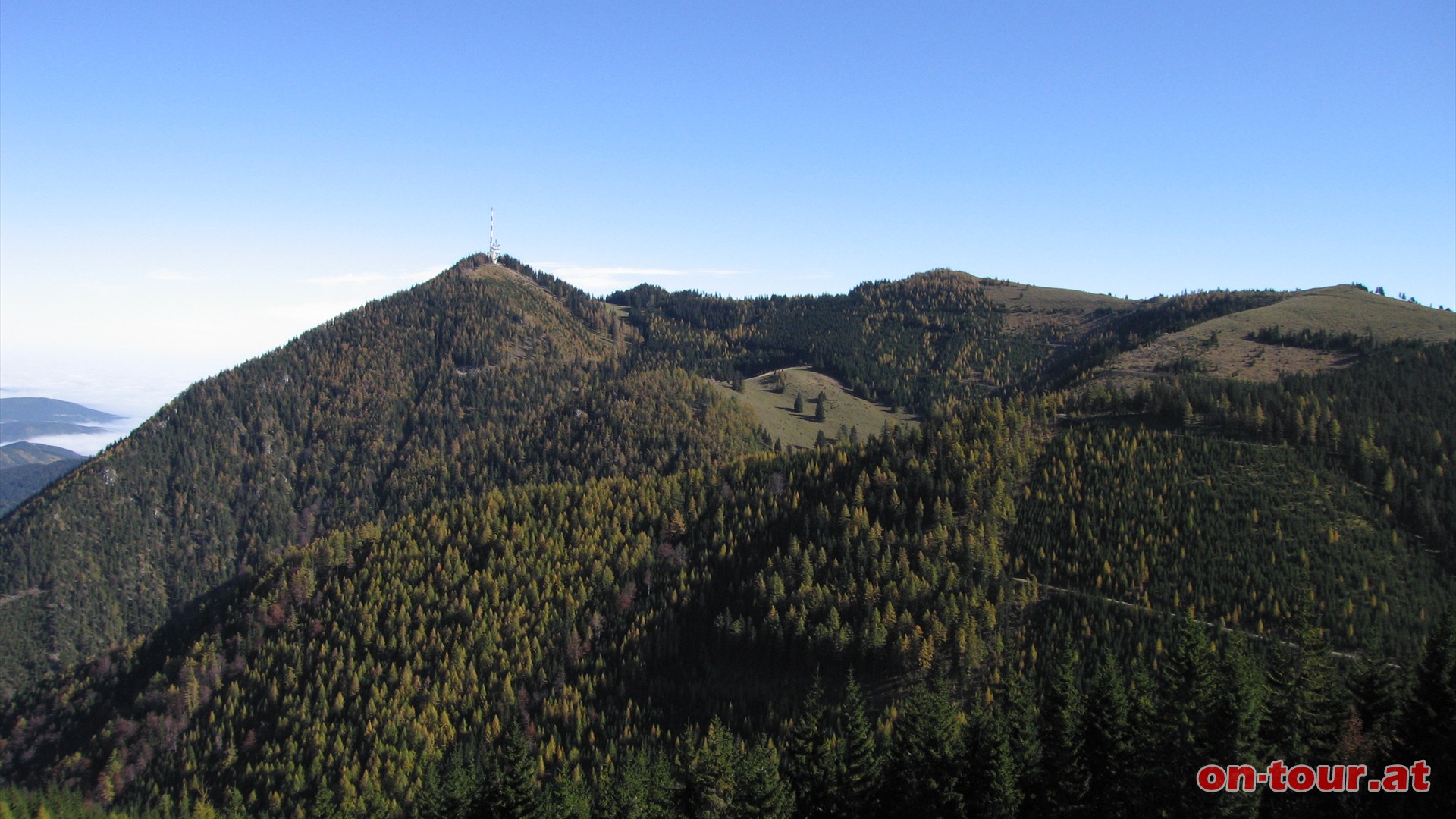 Im Osten prsentiert sich der Sonnwendstein und rechts der Erzkogel.