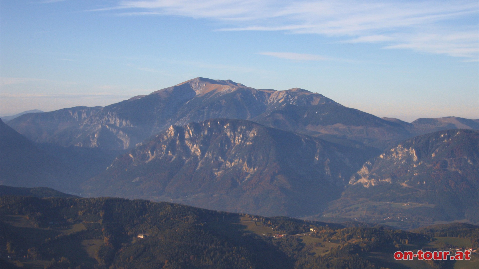 Klar zu erkennen; der Schneeberg mit 2076 m Seehhe.