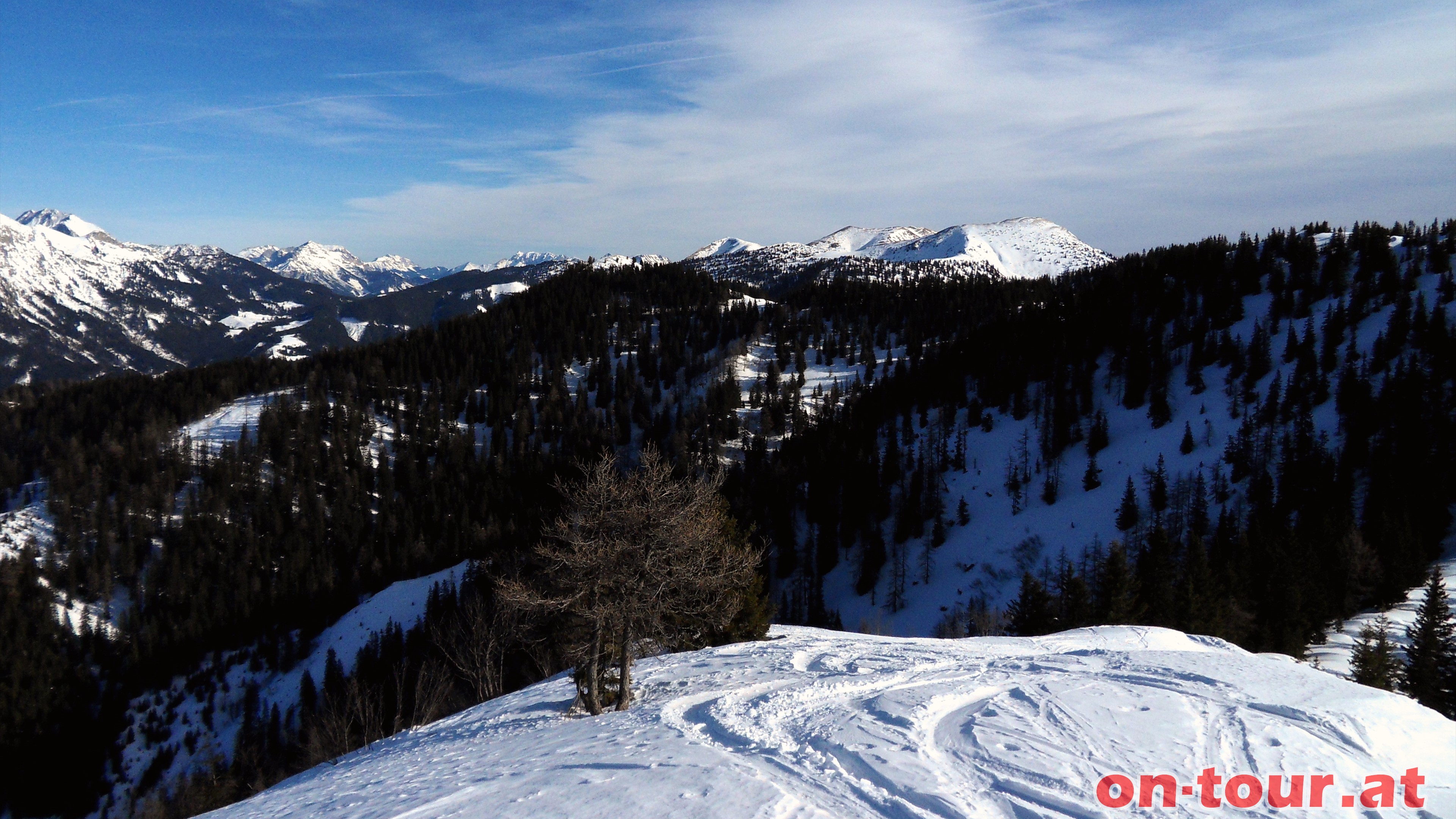 Der lange Kamm der Eisenerzer Alpen zieht sich im Osten, ausgehend vom Spielkogel, ber Blaseneck, Leobner, Zeiritzkampel bis zum Eisenerzer Reichenstein.