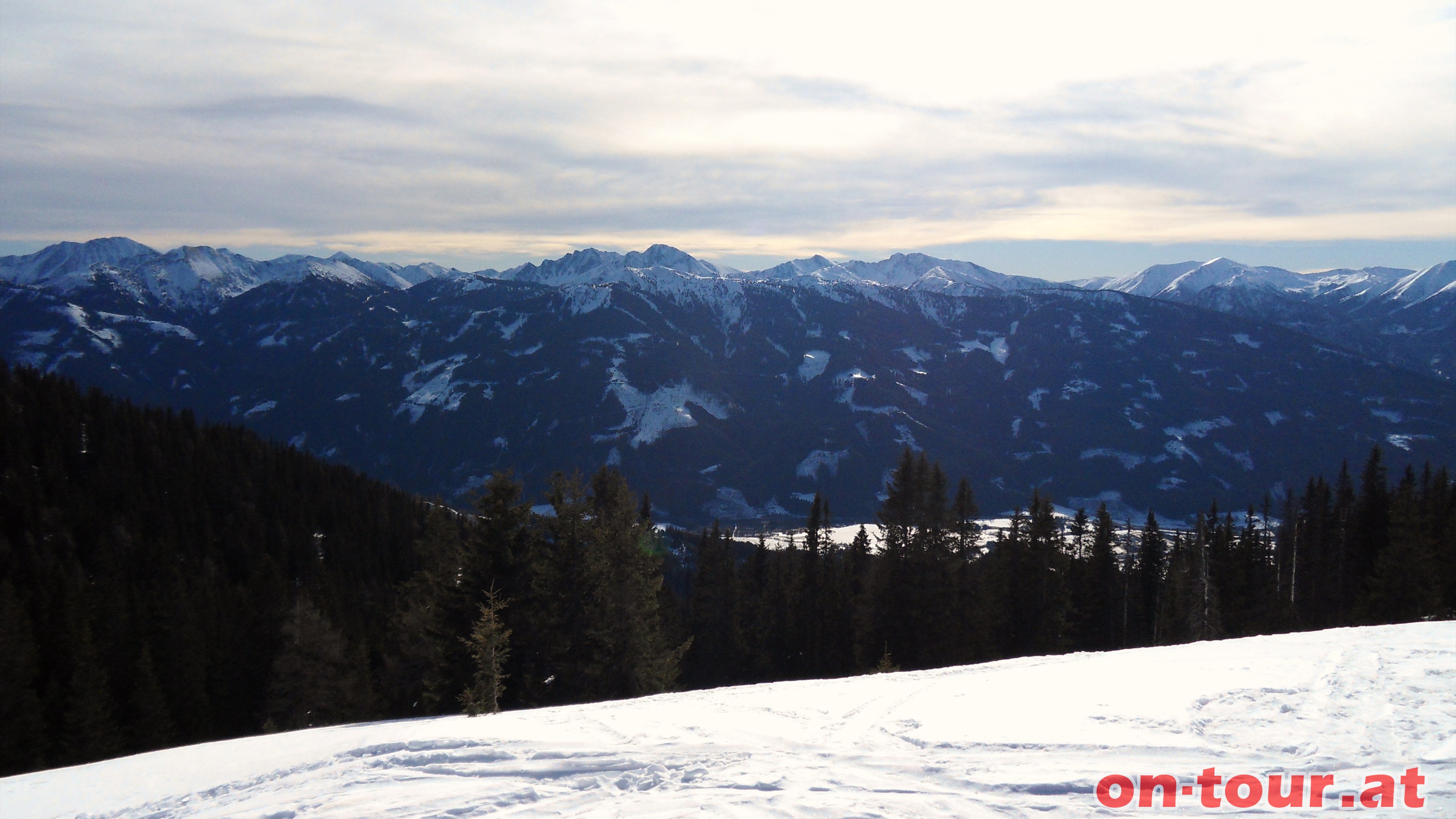 Im Sden, nach dem Paltental, erstrecken sich die Seckauer und die Triebener Tauern.