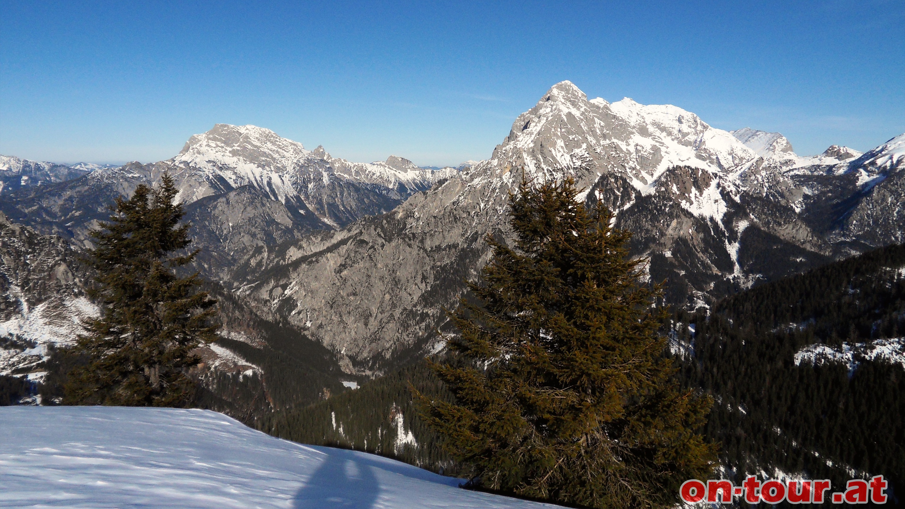 Vllig entspannt genieen wir im NO den Blick zum Groen Buchstein, dstein, Hochtor bis zum Zindl -von li. nach re.-.