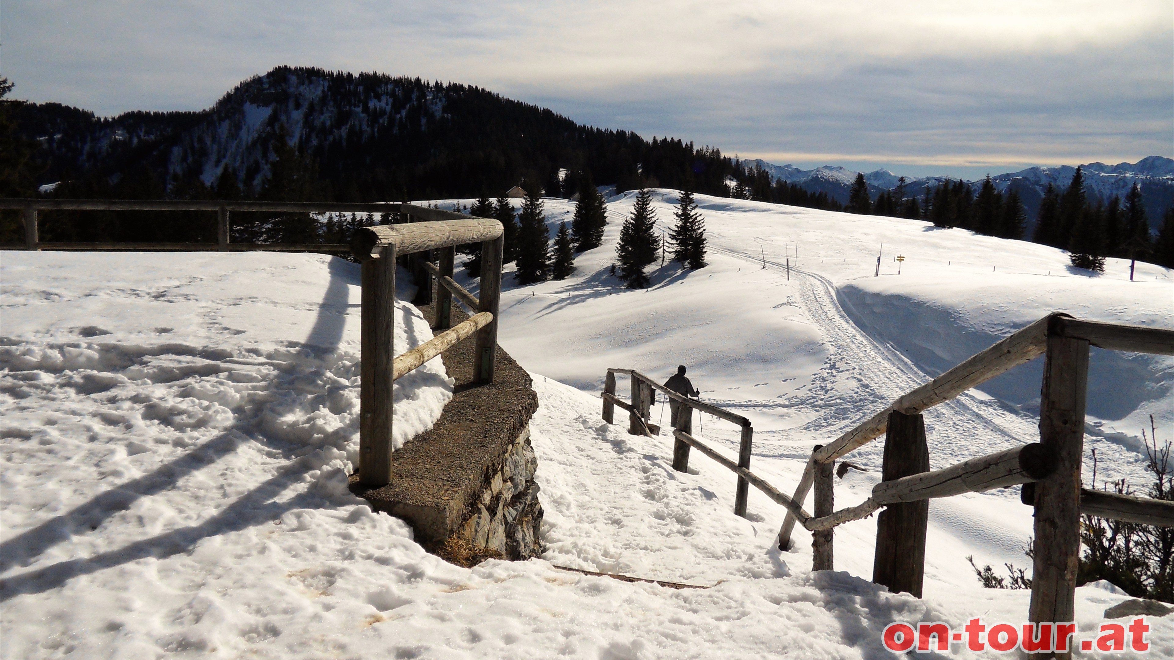 Weiter geht es ber die Treffneralm Richtung Sden leicht bergab.