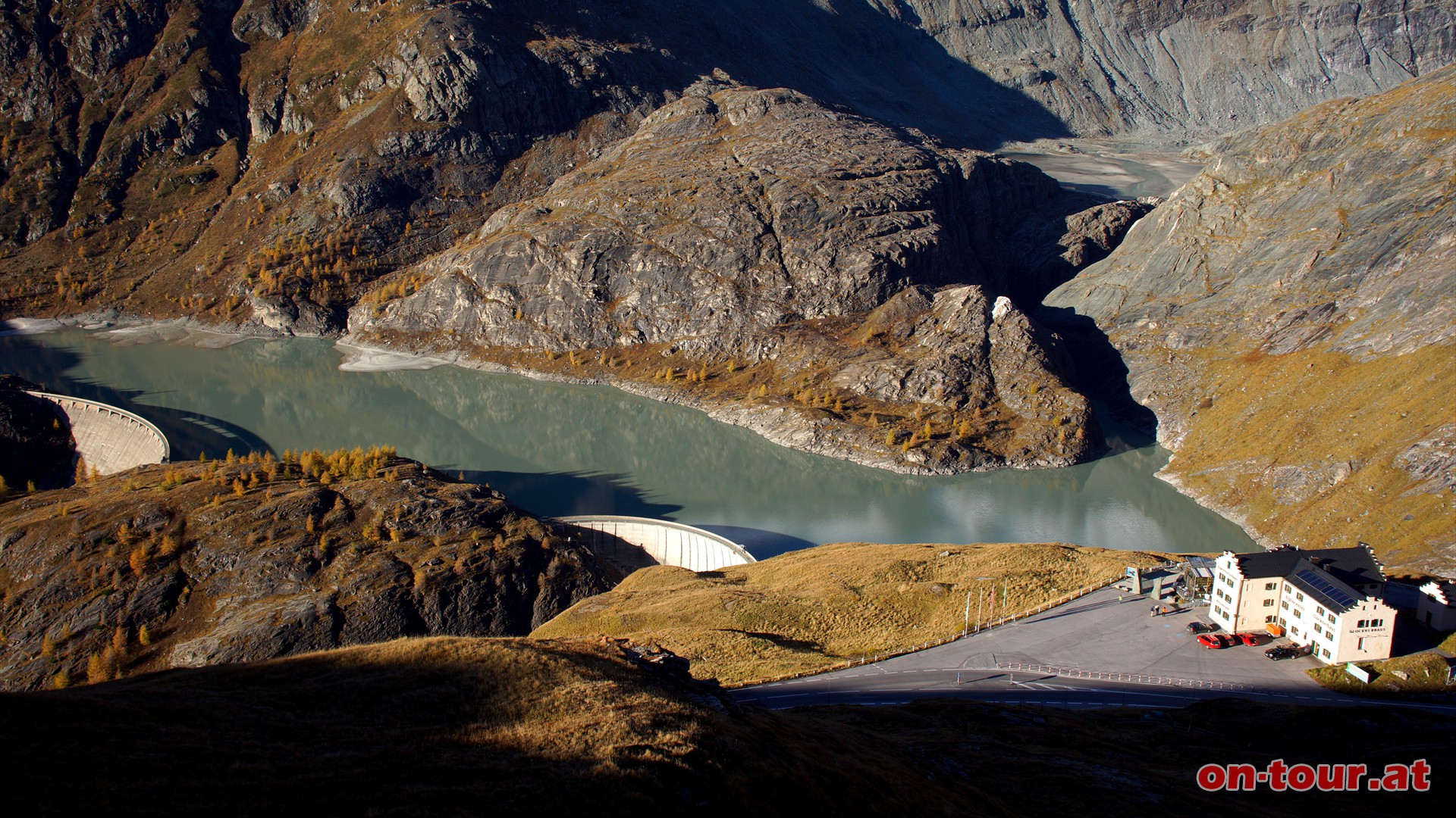 Aufstieg ber den Klagenfurter Jubilumsweg. Rckblick zum Glocknerhaus und Margaritzen Stausee.