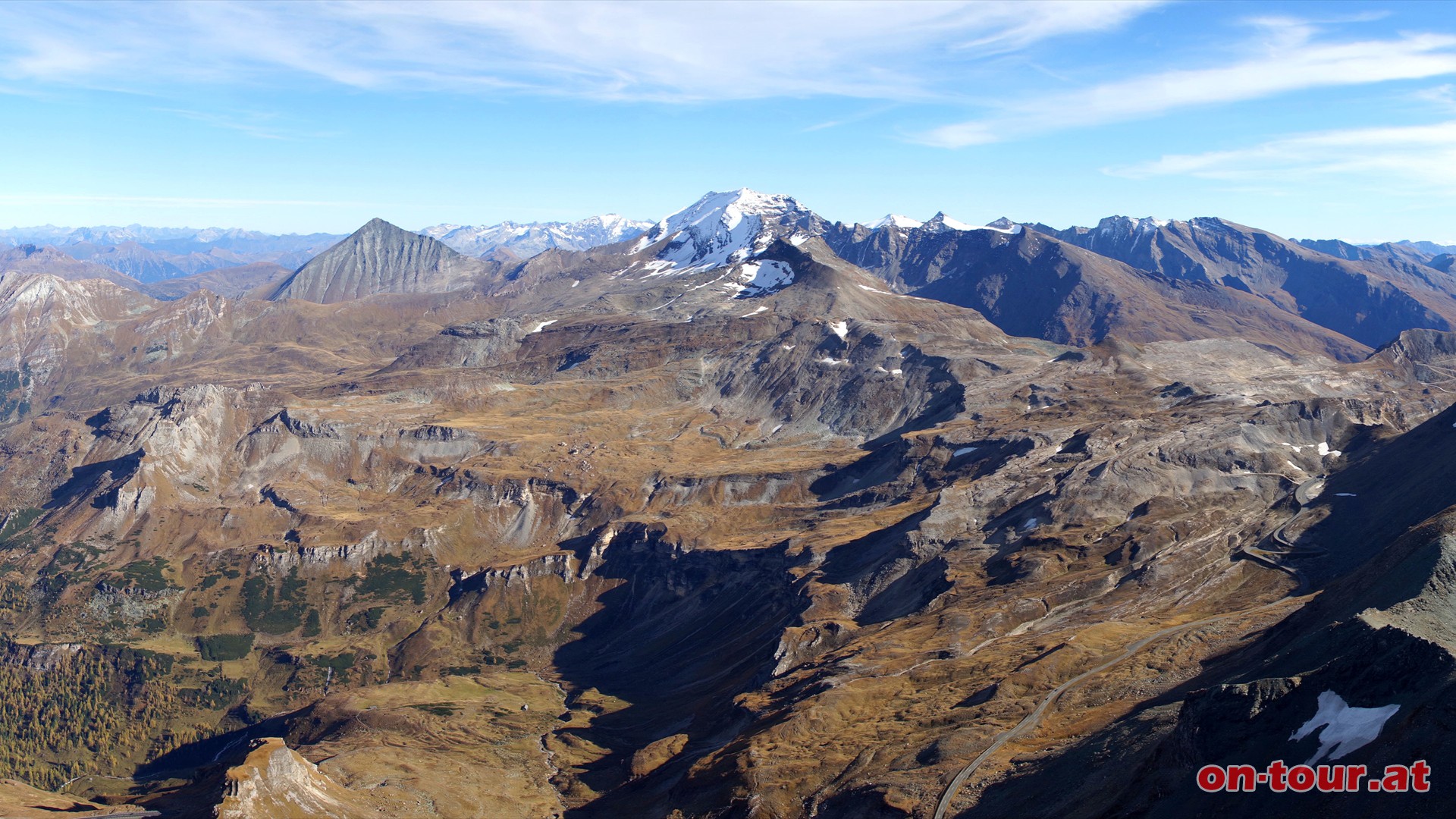 Brennkogl-Ostpanorama mit dem schneebedeckten Hocharn und dem Ritterkopf.