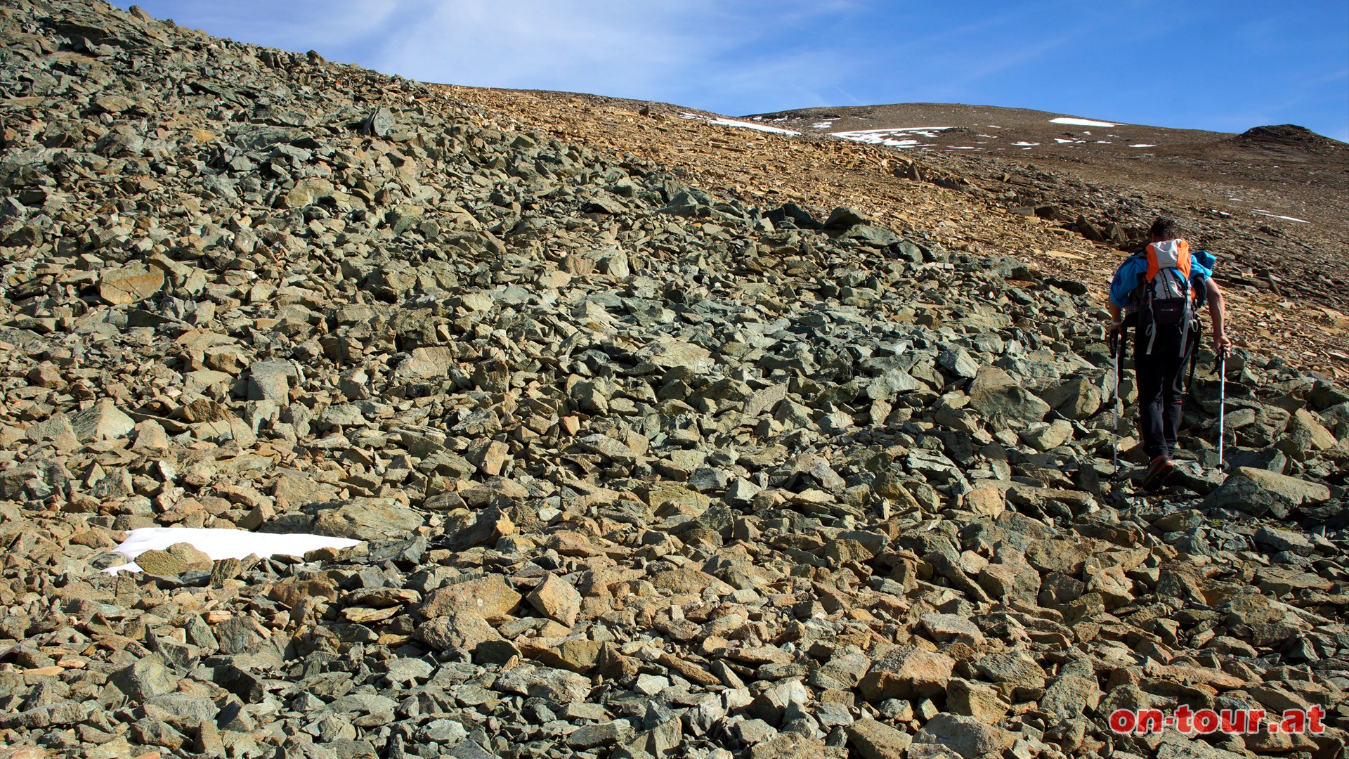 Der markierte Wanderweg fhrt rechts am Brennkogl vorbei. Einen 3000er lassen wir aber nicht links liegen, also weiter am Kamm (mit der farbenprchtigen Steinwste) entlang.