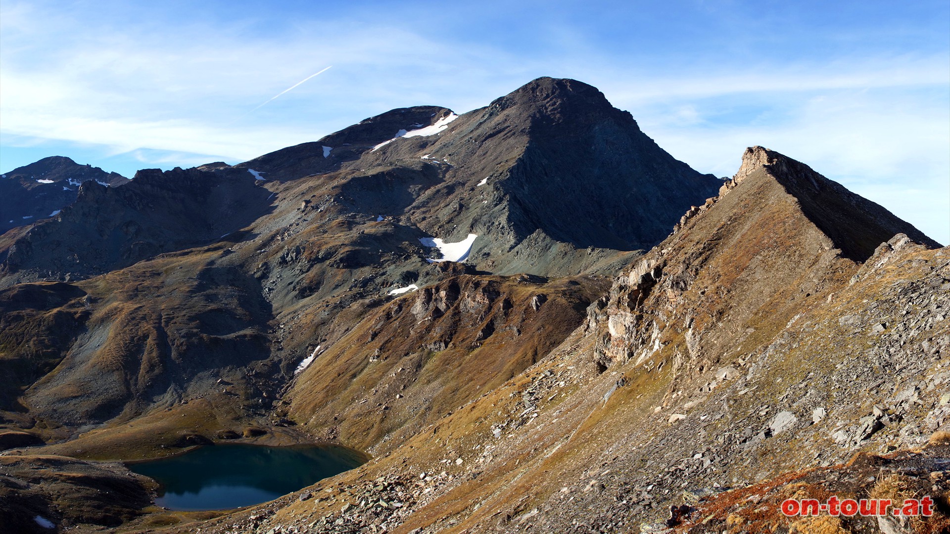 Rckblick zum Brennkogl (dunkelgrau), zum Bretterkopf (hellgrau) und zum Brettersee (dunkelblau).