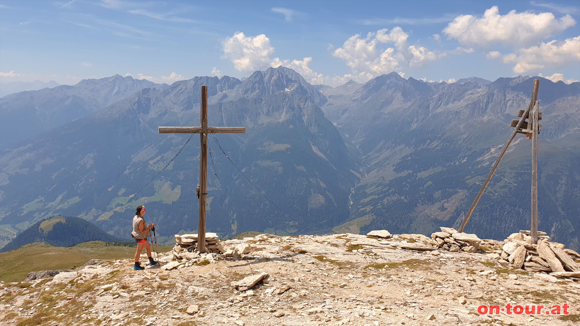 Das Gipfelkreuz steht etwas unterhalb vom Gipfel. Im Hintergrund die Schobergruppe und das Gradental.