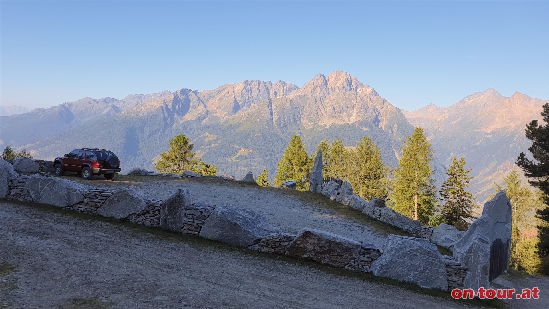 Nationalpark-Parkplatz am Mittner Berg. Im Hintergrund die Schobergruppe.