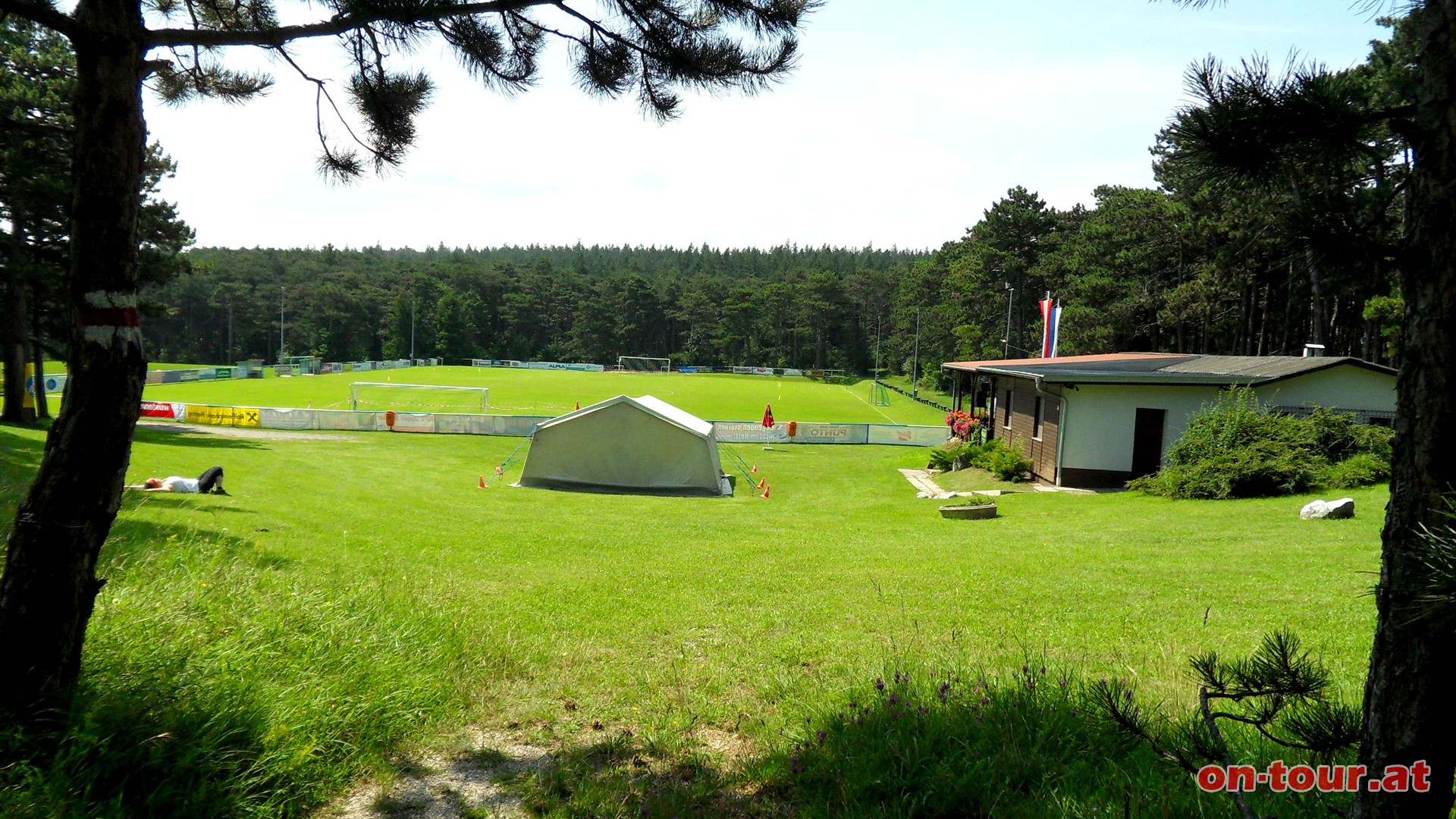 Den Sportplatz links umgehen und Richtung Sdwesten weiter.