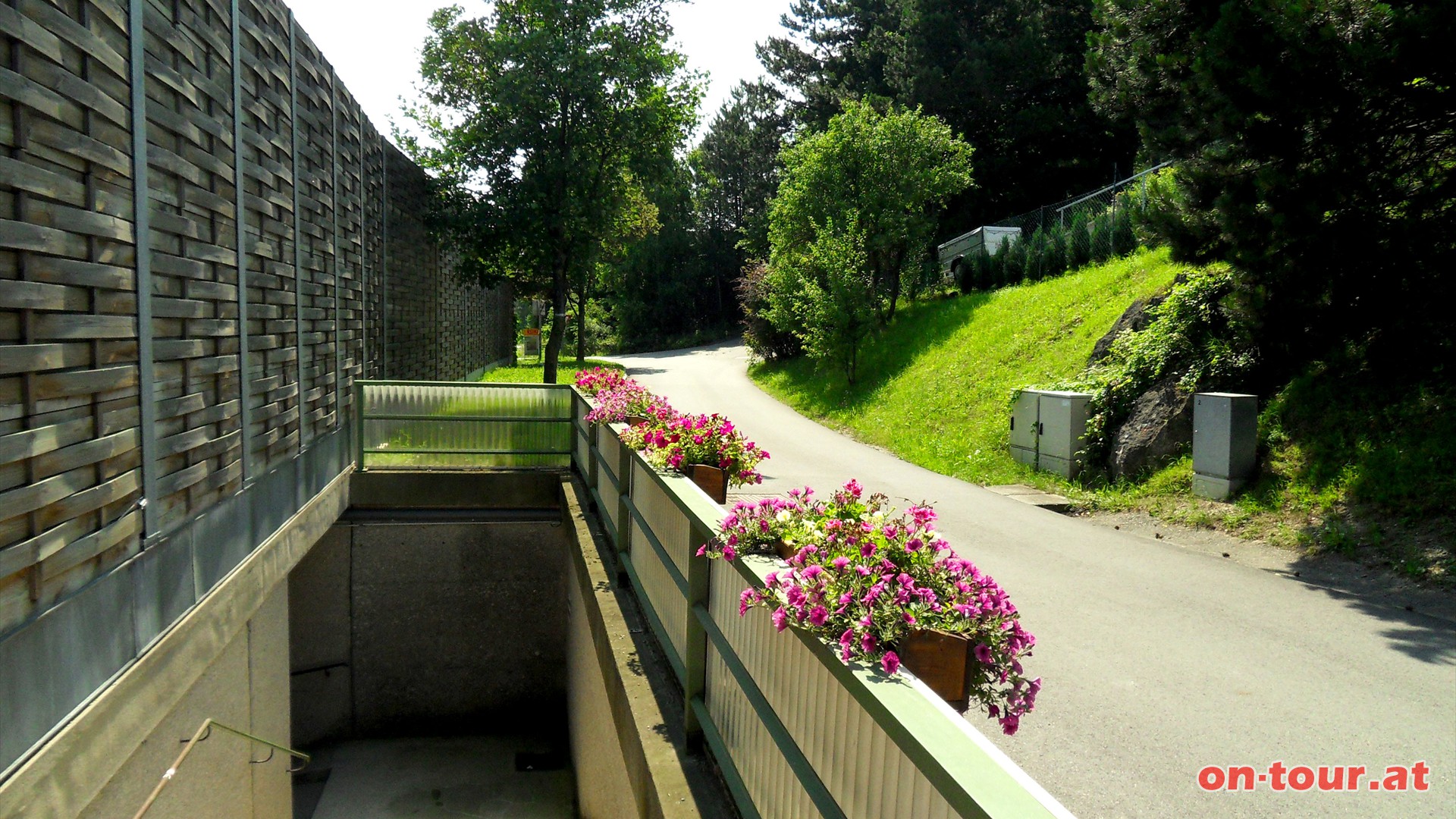 Vom Wllersdorfer Ortszentrum aus Richtung Bundesstrae. Unten durch und weiter zum Sportplatz.