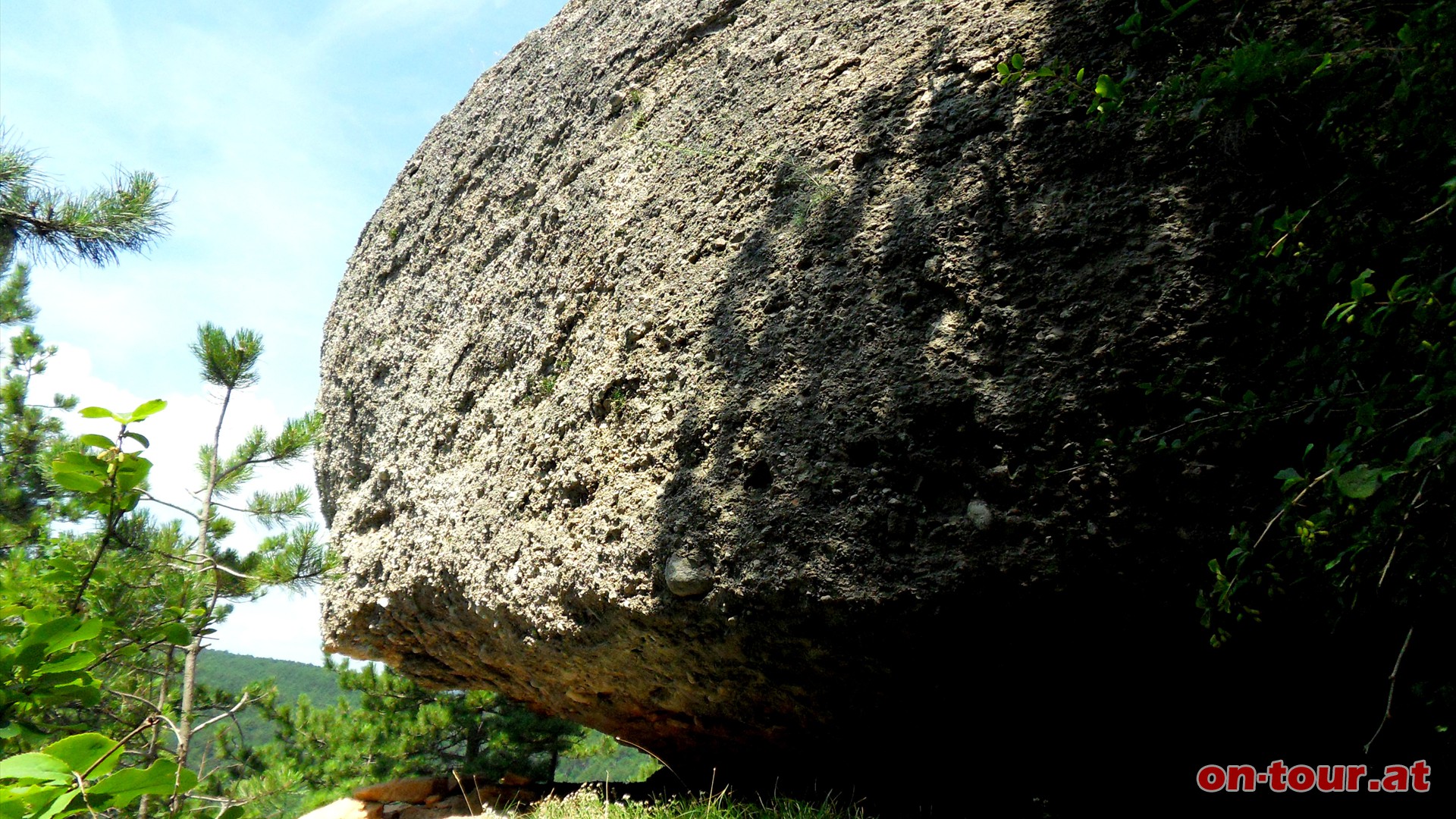 Weiter den Pfad entlang zum eindrucksvollen Teufelsmhlstein.