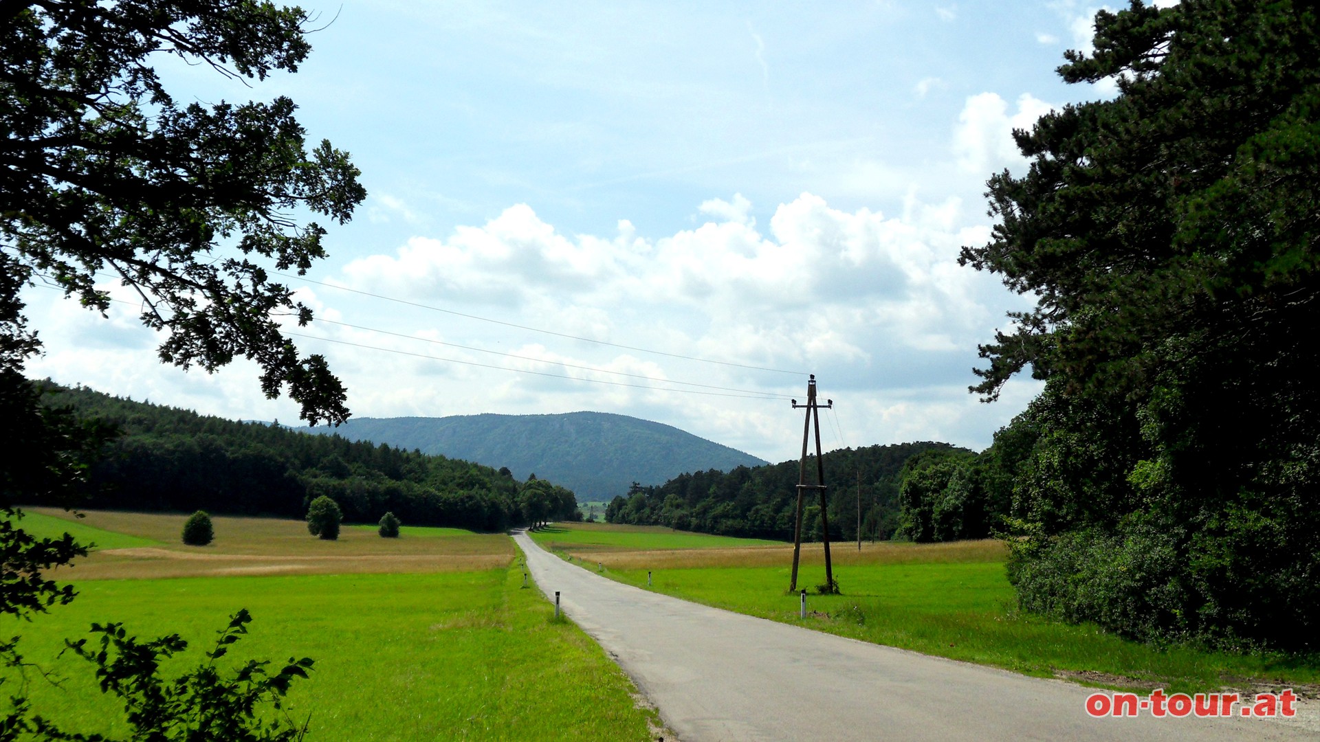 Zurck zum Abzweig und weiter Richtung SW bis zur Bundesstrae; dort rechts weiter.