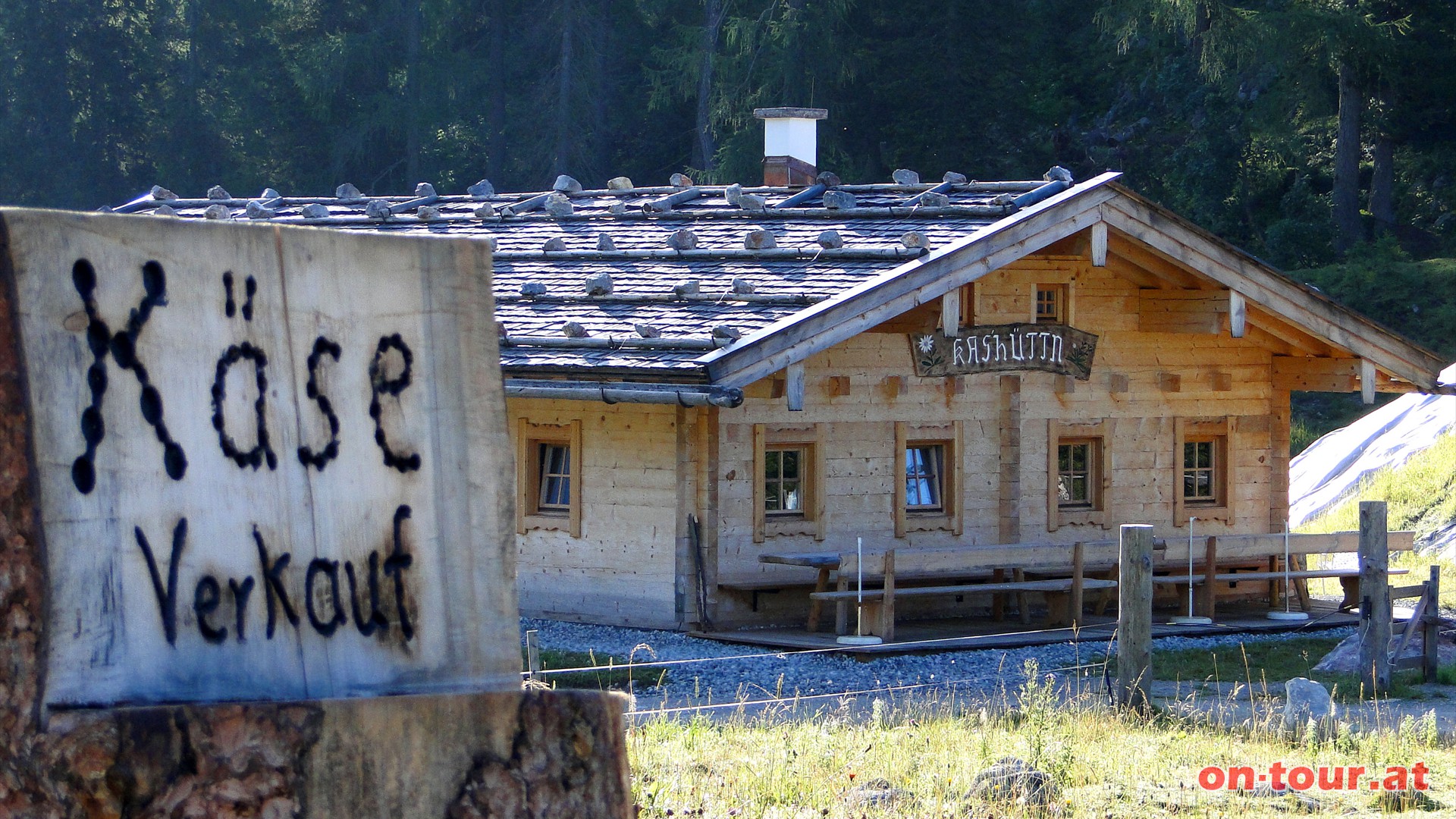 Nach der Kashttn rechts bergab zum Stausee.