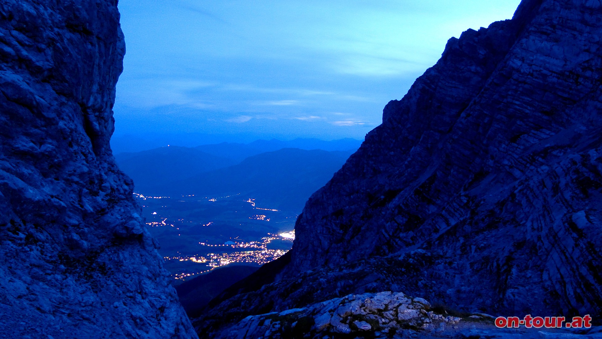 Nchtlicher Tiefblick nach Saalfelden.