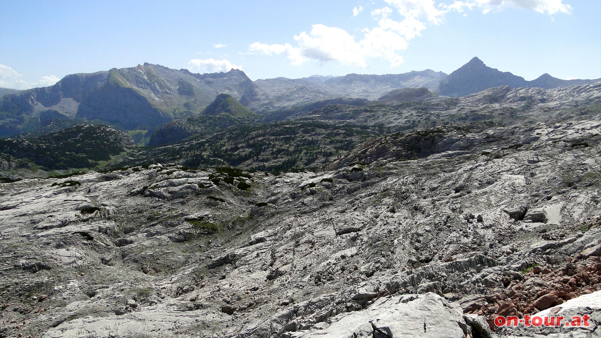 Rundblick ber die gewaltige Hochflche des Steinernen Meeres im Sdosten. Im Hintergrund Funtenseetauern, Griekogel, Hochknig und Schnfeldspitze.